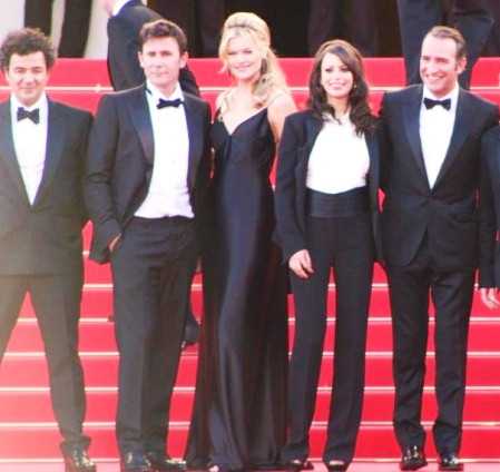 RED CARPET (May 15) THE ARTIST : Jean Dujardin Monte les marches du Festival de Cannes with Alexandra Lamy his wife !