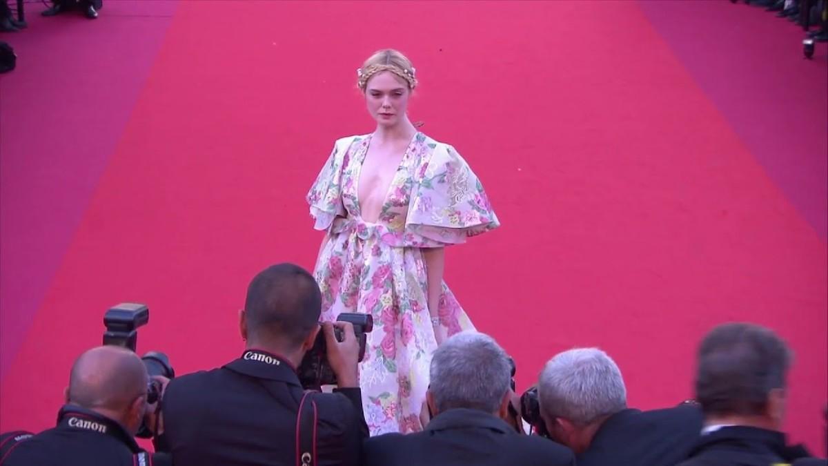 La membre du jury Elle Fanning fait sensation pour sa montée des marches – Cannes 2019