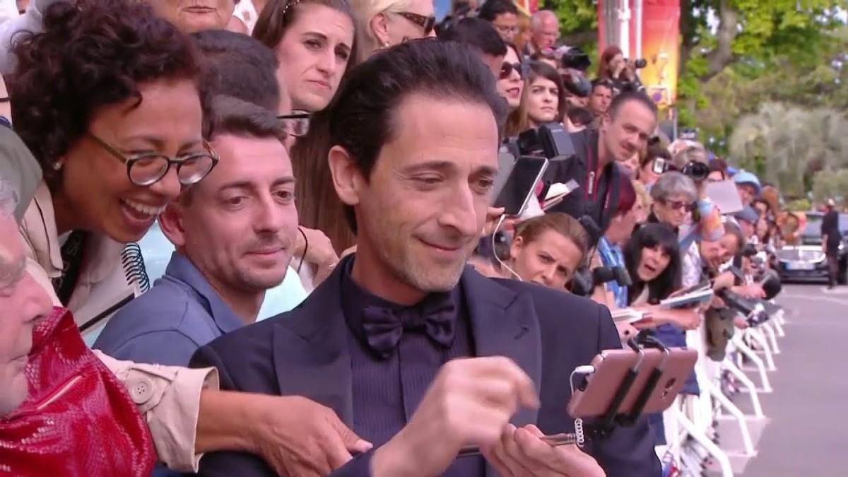 Adrien Brody rencontre le public et se laisse prendre  au jeu des selfies – Cannes 2019