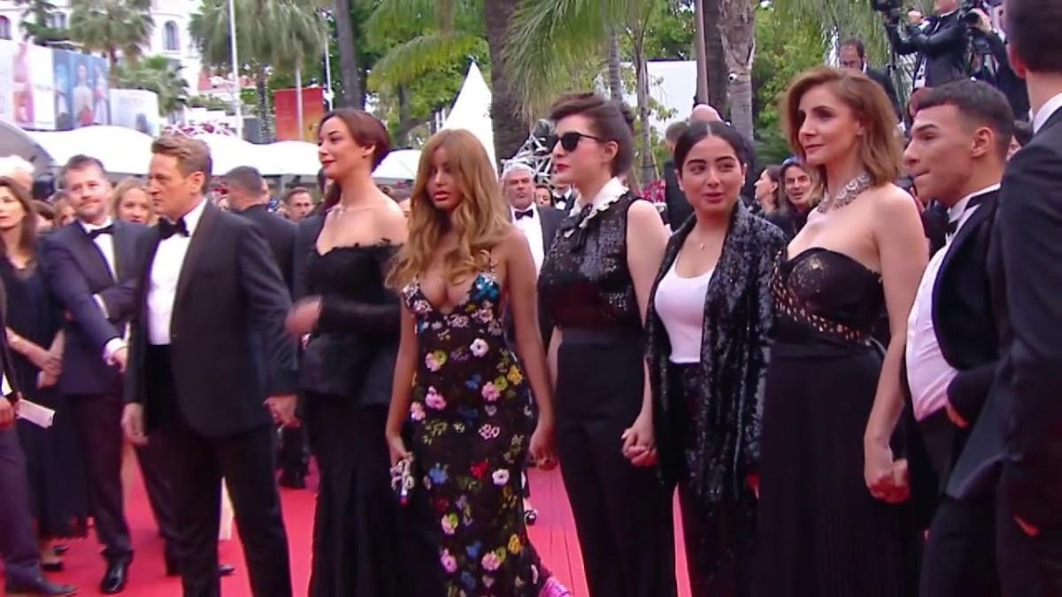 L’équipe du film Une fille facile est sur le tapis rouge – Cannes 2019