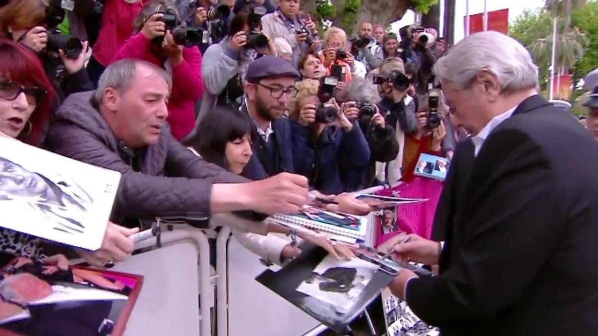 L’accueil d’Alain Delon par tous ses fans juste avant sa montée des marches – Cannes 2019