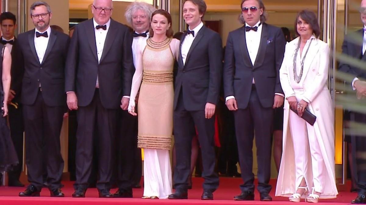 La montée des marches de l’équipe du film d’Un vie cachée de Terrence Malick – Cannes 2019