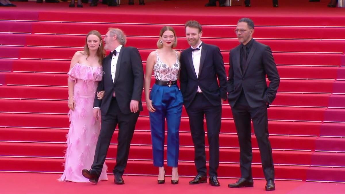 La montée des marches de l’équipe du film “Roubaix une lumière” – Cannes 2019