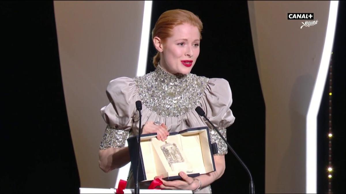 Le prix d’interprétation féminine est remis à Emily Beecham pour Little Joe – Cannes 2019
