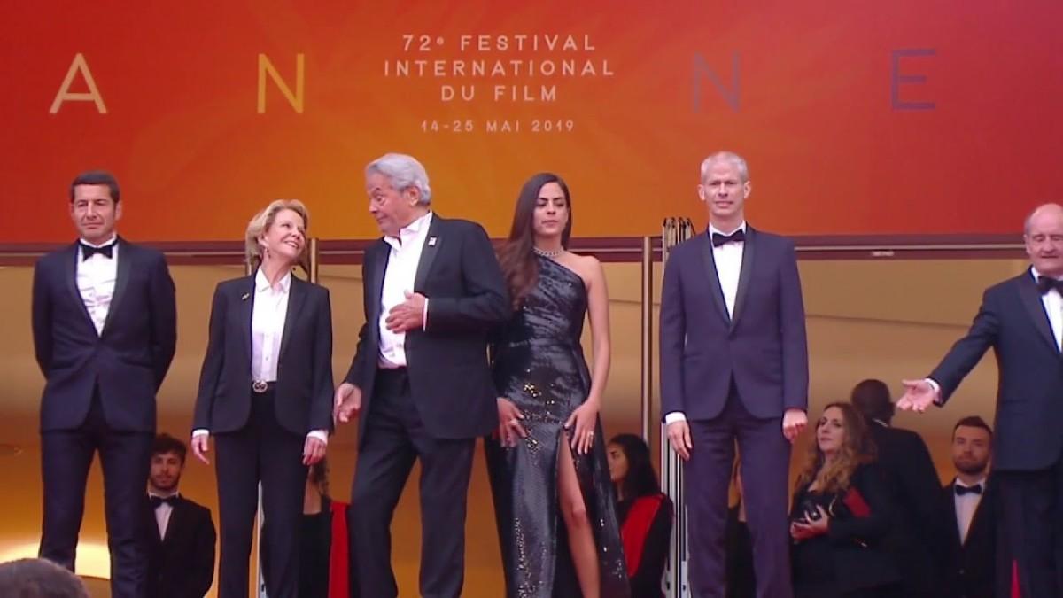 La montée des marches d’Alain Delon accompagné par sa fille Anouchka Delon – Cannes 2019