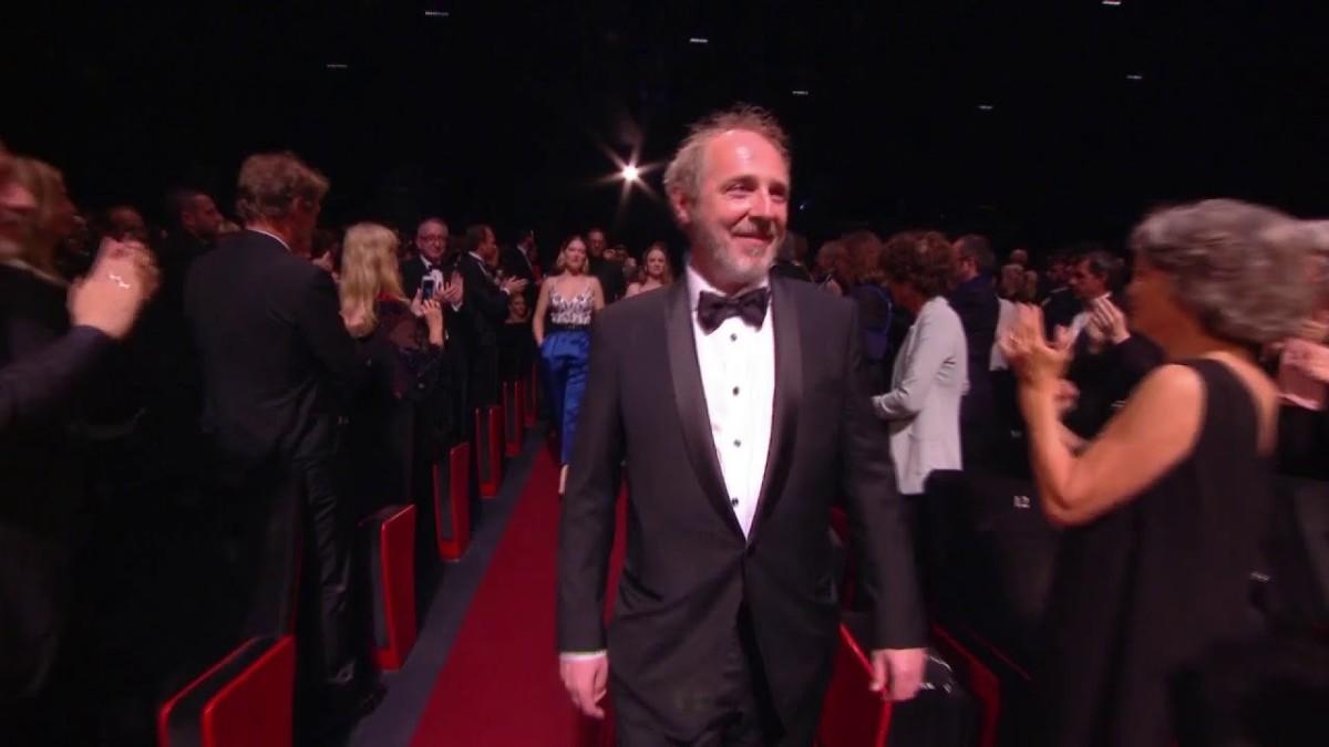 Standing ovation pour l’entrée d’Arnaud Desplechin dans le Palais des Festivals -Cannes 2019