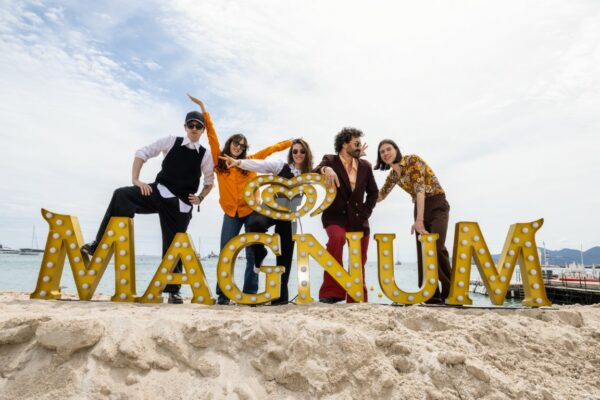 Célébration de 10 Ans de Glamour à Cannes avec Magnum® : Stars, Cinéma et Musique sur la Plage