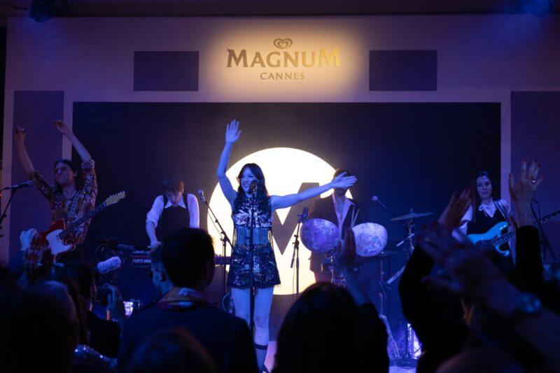 Pour célébrer ses 10 ans à Cannes et l’inauguration de sa Plage, Magnum®  reçoit la réalisatrice Monia Chokri, la chanteuse Jain et le DJ set 2manydjs pour une nuit de folie !
