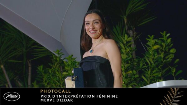 Les Herbes sèches – Prix d’interprétation féminine – Merve Dizdar – Photocall – VF – Cannes 2023