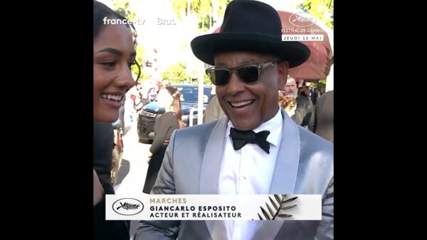 Giancarlo Esposito nous salue avec un sourire avant la montée des marches du Festival de Cannes !