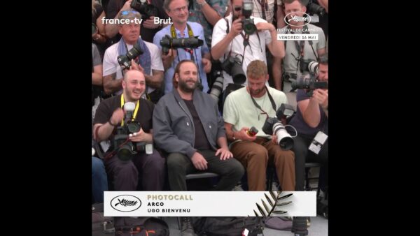 Vincent Macaigne s’incruste parmi les photographes et déclenche l’objectif comme un pro !