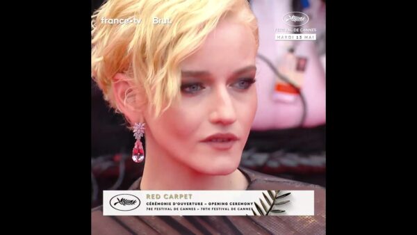 Julia Garner prend la pose sur les marches du Festival de Cannes 2025!