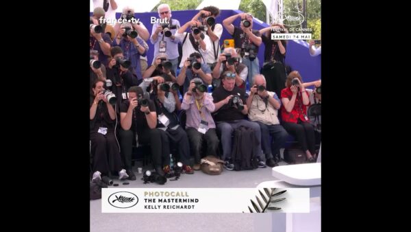 La réalisatrice Kelly Reichardt pose au photocall du festival !