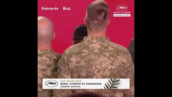 Le chanteur Bono entouré de militaires ukrainiens sur les marches du Festival de Cannes !