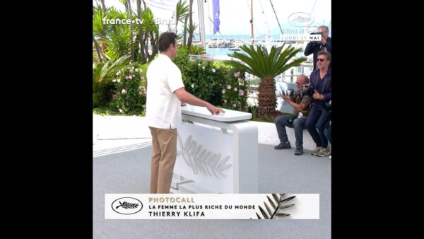 Laurent Laffite prend la pose au photocall du film « La femme la plus riche du monde » !