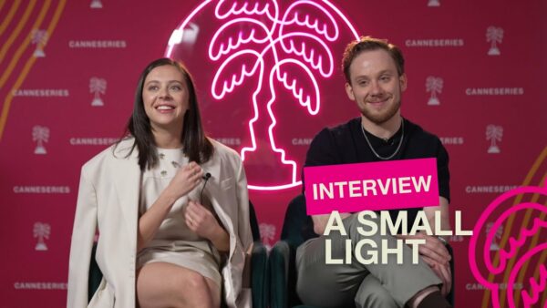 UNE LUEUR D’ESPOIR (A SMALL LIGHT) – Bel Powley & Joe Cole racontent l’histoire secrète d’Anne Frank