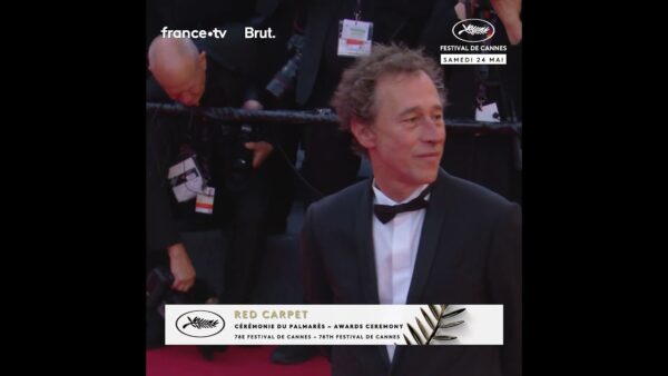 Le cinéaste Bertrand Bonello, gravit les marches avec élégance à Cannes 2025 !
