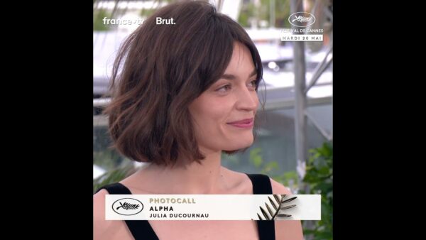 L’éblouissante Emma Mackey au photocall de Cannes 2025 !