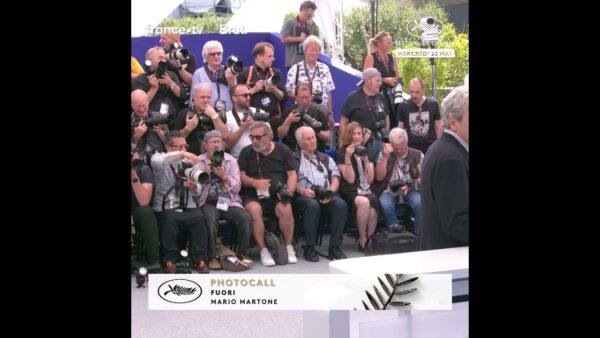 Le charmant Mario Martone au photocall de « Fuori » au Festival de Cannes 2025 !