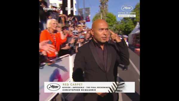 Eric Judor arrive sur le tapis rouge pour Mission: Impossible –  The Final Reckoning