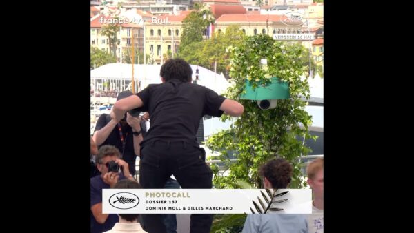 Scène improbable au photocall de Cannes : les acteurs de « Dossier 137 » montent sur les tables !