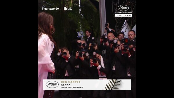 La présidente du jury Juliette Binoche sur les marches du film « Alpha » !
