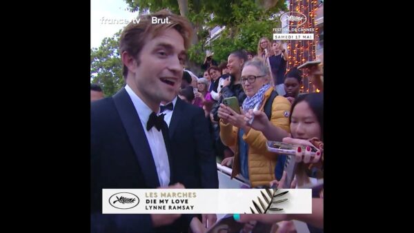 Robert Pattinson signe des autographespour ses fans au Festival de Cannes 2025 !