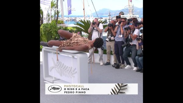 L’ acteur Jonathan Guilherme prend la pose au Photocall du film « O Riso E A Faca » !