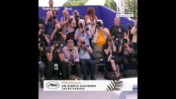 Le célèbre réalisateur iranien, Jafar Panahi, pose au photocall du Festival de Cannes 2025 !