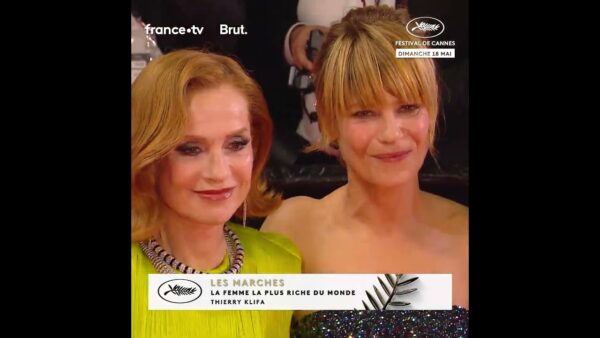 Isabelle Huppert, magistrale, monte les marches avec grâce, pour La Femme la plus riche du monde !