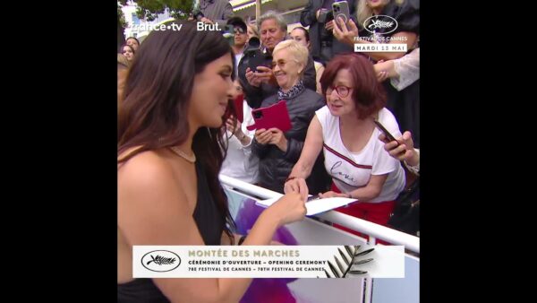 La rayonnante Géraldine Nakache au près de ses fans lors du Festival de Cannes!
