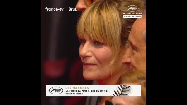 L’équipe de « La femme la plus riche du monde » illumine les marches pour présenter leur film à Cannes