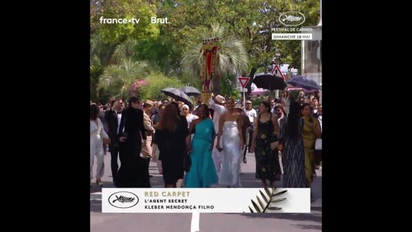 Carnaval sur les marches : l’équipe de « L’Agent Secret » arrive à pied avec des danseurs brésiliens !