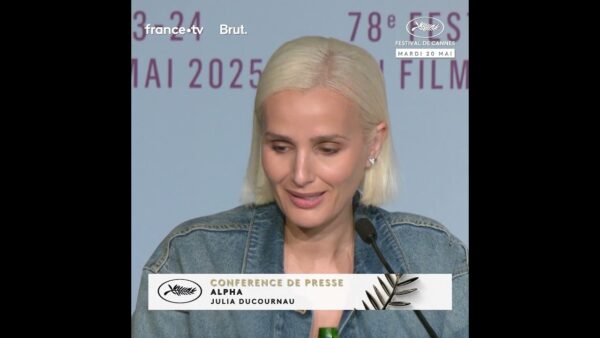 Julia Ducournau répond à une question sur son film « Alpha » à la conférence de Presse !