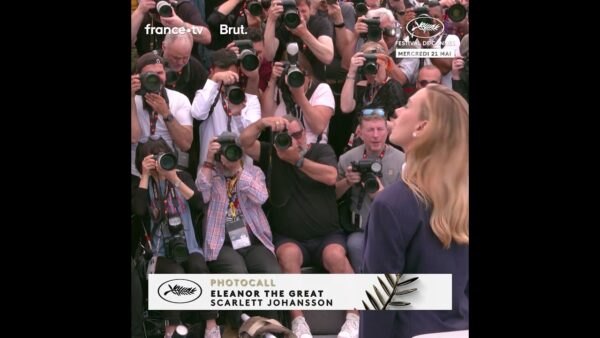 Scarlett Johansson, réalisatrice de « Eleanor the great » fait sensation au photocall !