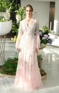 April Benayoum dans une longue robe chemise Christophe Guillarmé