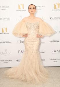 L'actrice et mannequin Agatha Maksimova dans une robe fourreau Christophe Guillarmé