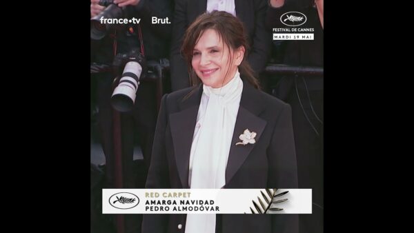 L’actrice Juliette Binoche est présente et profite pleinement de son passage sur le tapis rouge