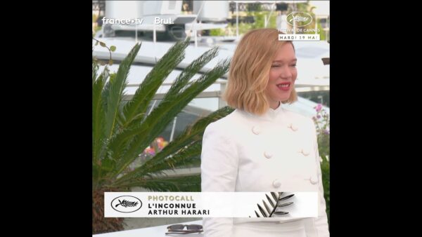 Léa Seydoux lumineuse sous les flashs des photographes !