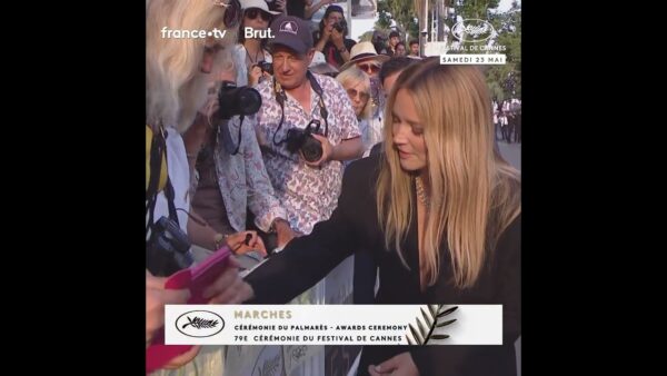 Virginie Efira prend un moment pour saluer ses admirateurs avant la cérémonie du festival de Cannes!