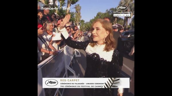 L&rsquo;arrivée de l’élégante Isabelle Huppert à la cérémonie de clôture.