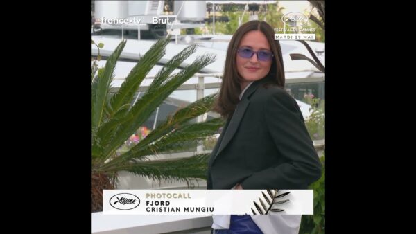 La rayonnante Renate Reinsve devant les photographes du Festival de Cannes pour le film FJORD !