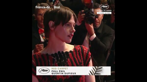 Kristen Stewart éclatante sur le tapis rouge pour la projection du film FULL PHIL !