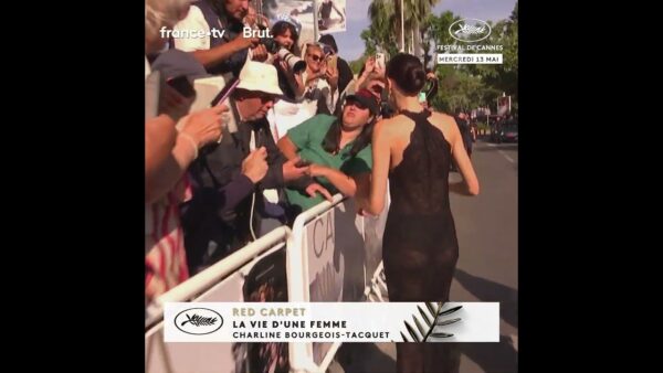 La chanteuse Charlotte Cardin au contact du public du Festival de Cannes !
