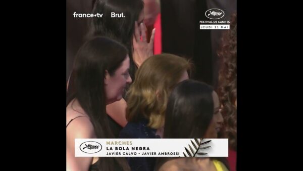 Catherine Corman et ses filles, sur le tapis, pour MACHINE GUN KELLY en catégorie Cannes Classics !
