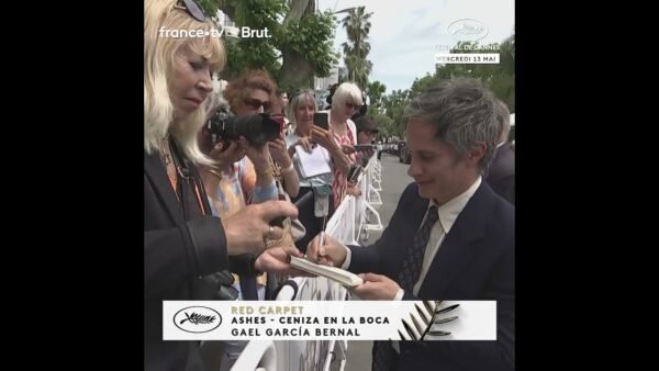 Gael Garcia Bernal salut ses fans avant de rejoindre l&rsquo;équipe du film CENIZA EN LA BOCA !