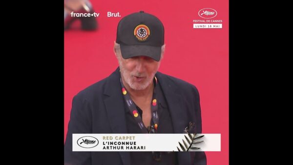 L&rsquo;animateur Antoine de Caunes gravit les marches du festival !