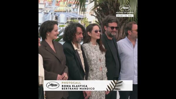 La grande équipe de ROMA ELASTICA réalisé par Bertrand Mandico au photocall du festival !