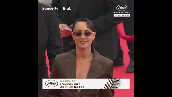 Barbara Pravi danse sur le tapis rouge !