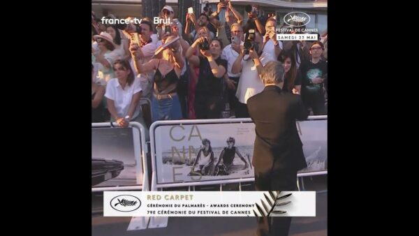 Park Chan-wook, président du jury, prend un instant pour aller à la rencontre du public cannois !